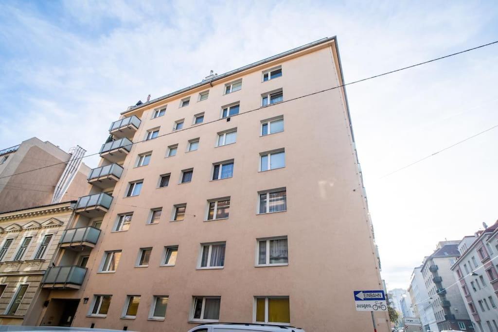 Next To City Center Cozy Apartment Відень Екстер'єр фото